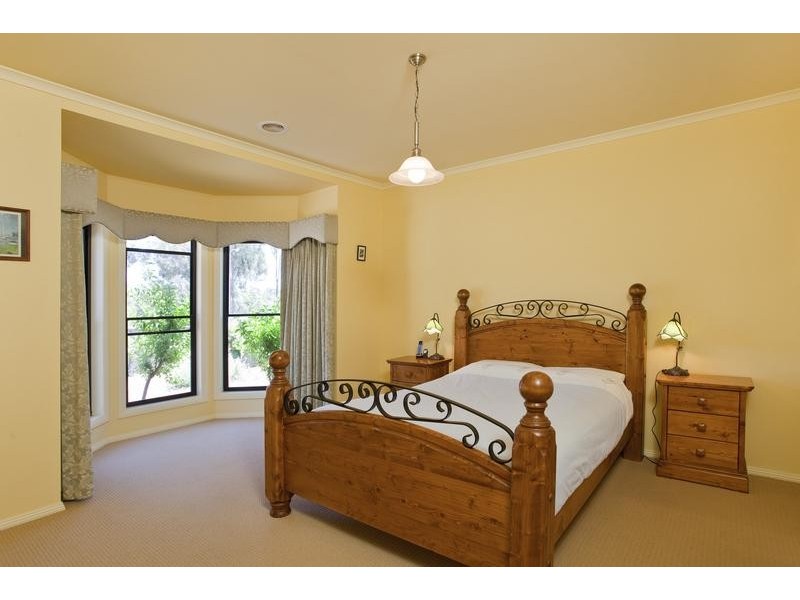 24 Bowles Road, Epsom VIC 3551