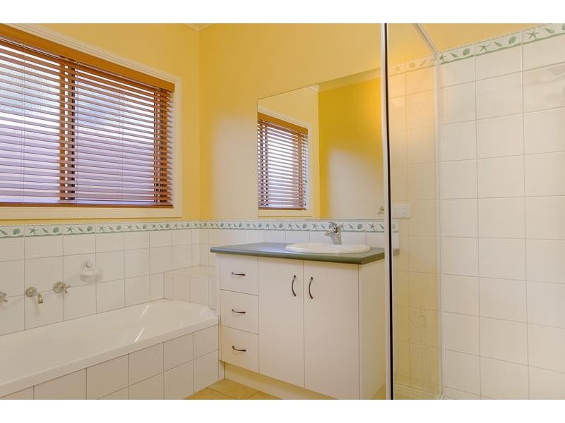 24 Bowles Road, Epsom VIC 3551