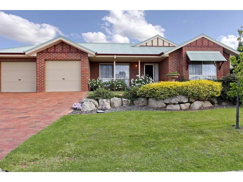 4 Ellesmere Terrace, Strathdale VIC 3550
