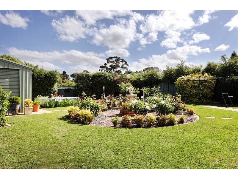 4 Ellesmere Terrace, Strathdale VIC 3550