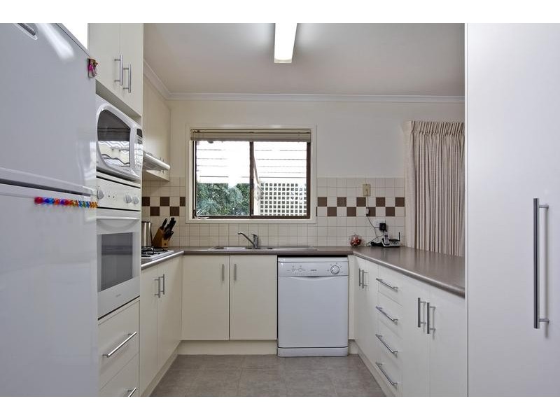 2/50 Putnam Avenue, Strathdale VIC 3550