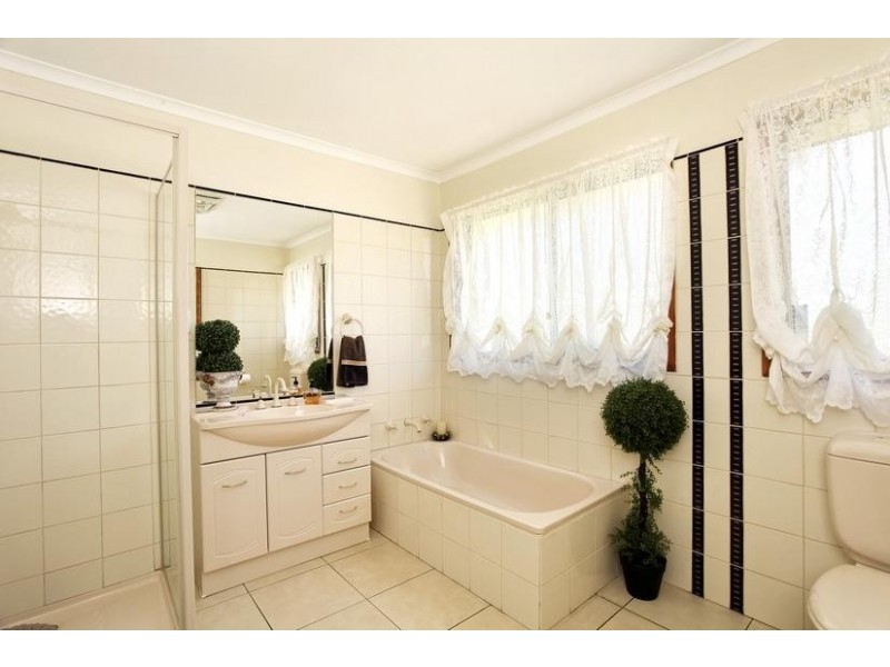 16 Herbert Avenue, Strathdale VIC 3550