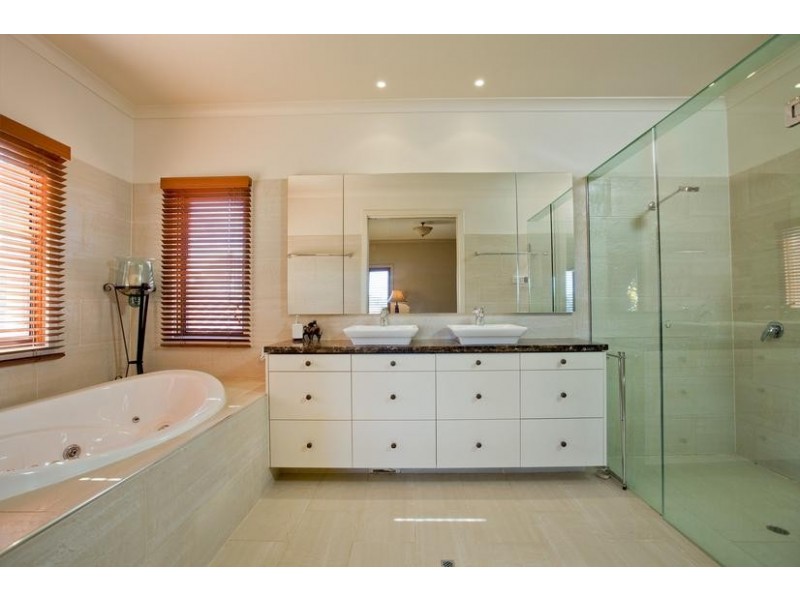 4A Isabella Grove, Strathdale VIC 3550