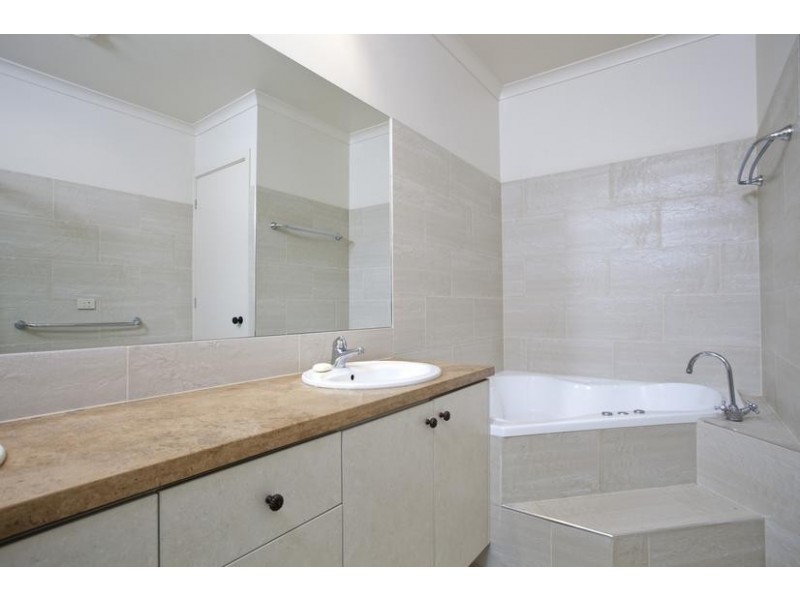 4A Isabella Grove, Strathdale VIC 3550
