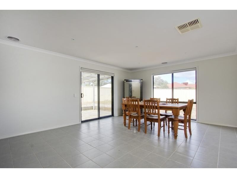 8 Bellbird Drive, Eaglehawk VIC 3556