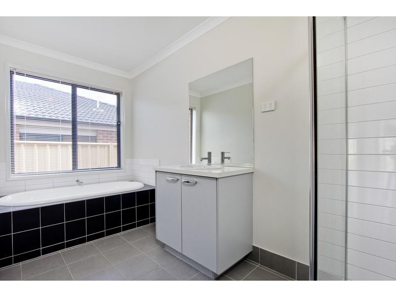 8 Bellbird Drive, Eaglehawk VIC 3556