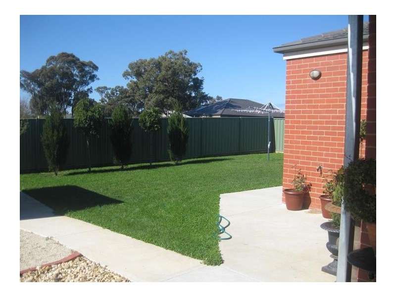 19 St George Park Drive, Kangaroo Flat VIC 3555