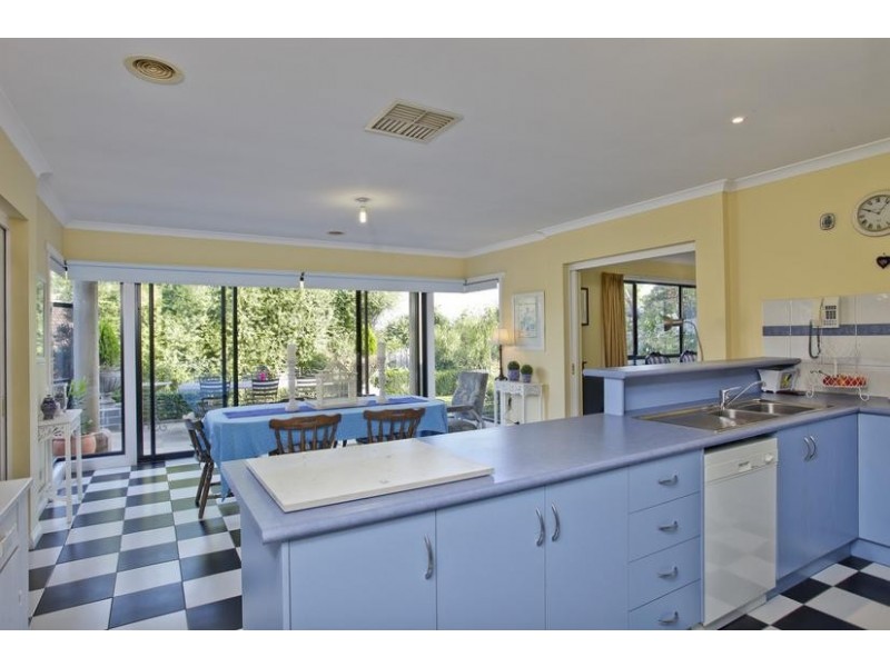 4 Golden Glade, Strathdale VIC 3550