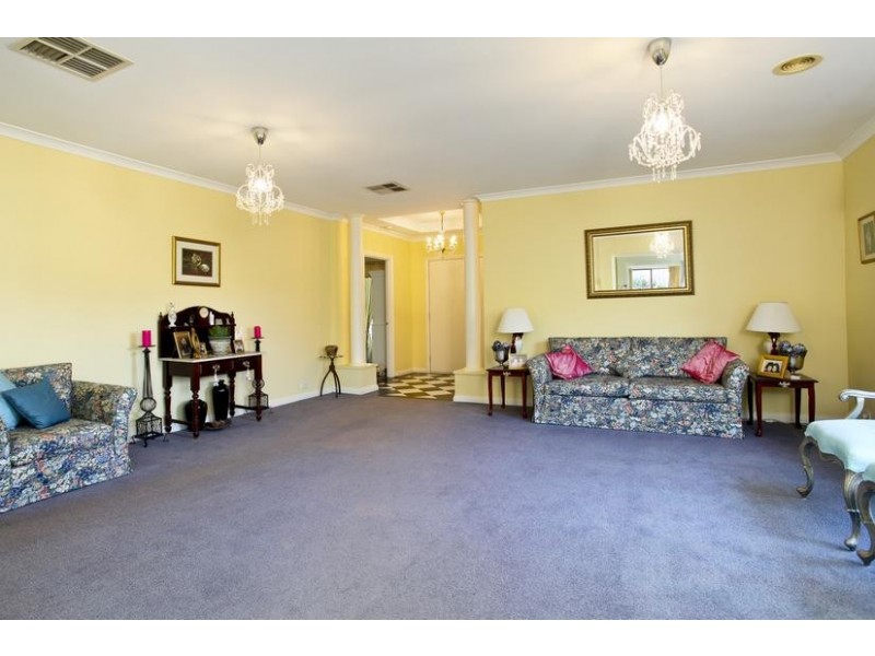 4 Golden Glade, Strathdale VIC 3550