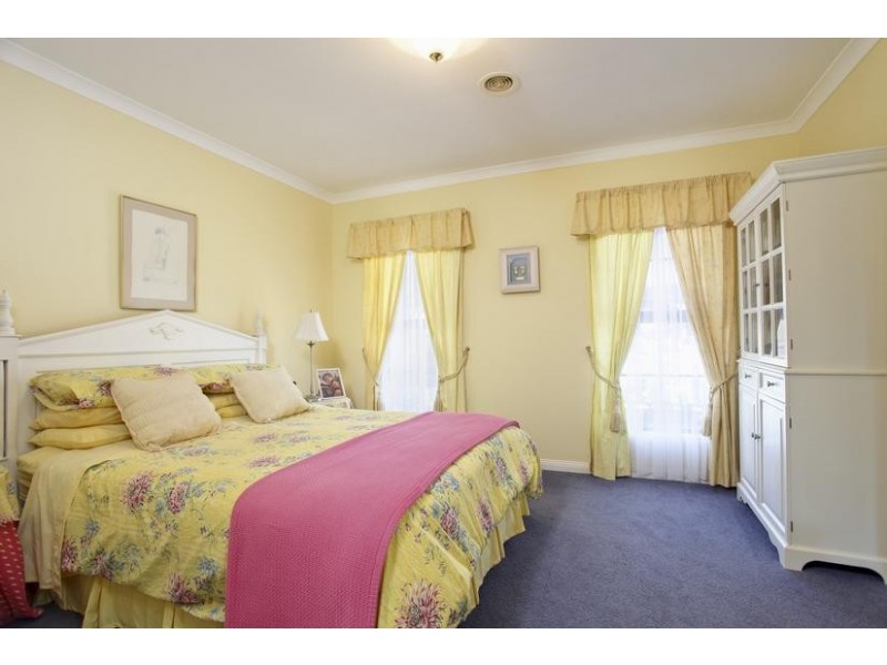 4 Golden Glade, Strathdale VIC 3550