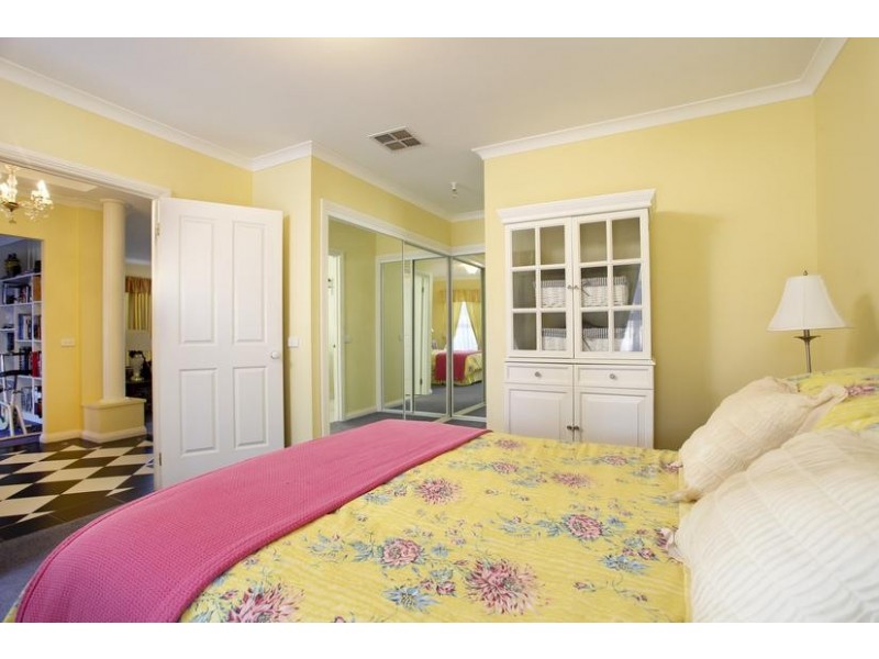 4 Golden Glade, Strathdale VIC 3550