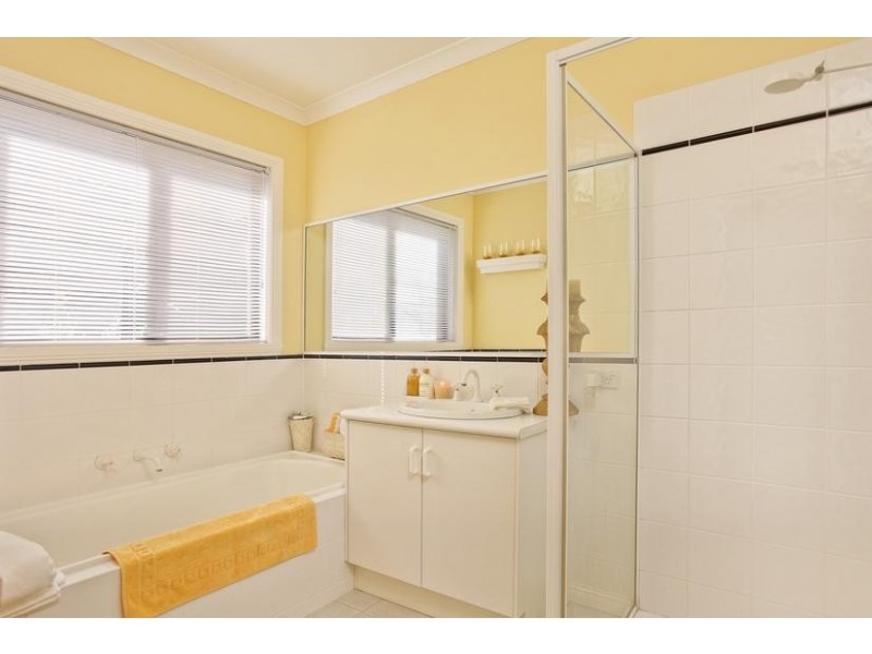 4 Golden Glade, Strathdale VIC 3550