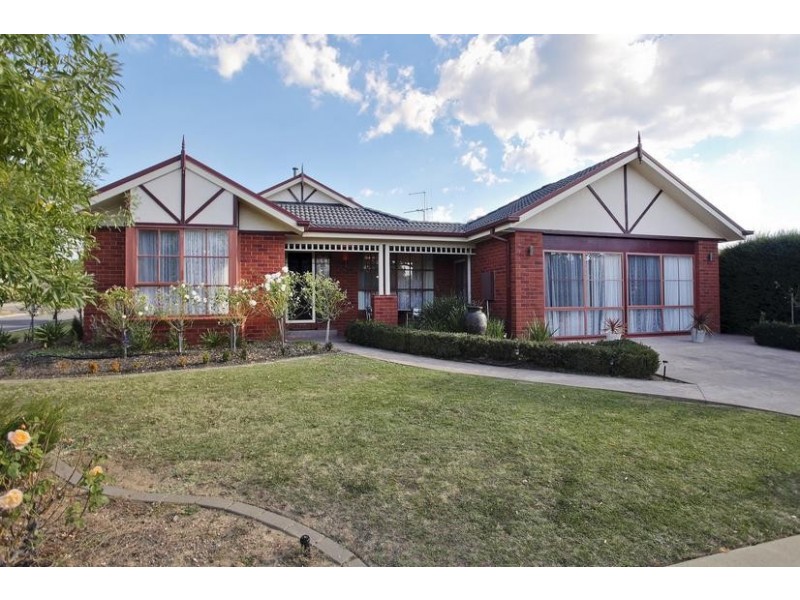 16 Tomkinson Drive, Golden Square VIC 3555