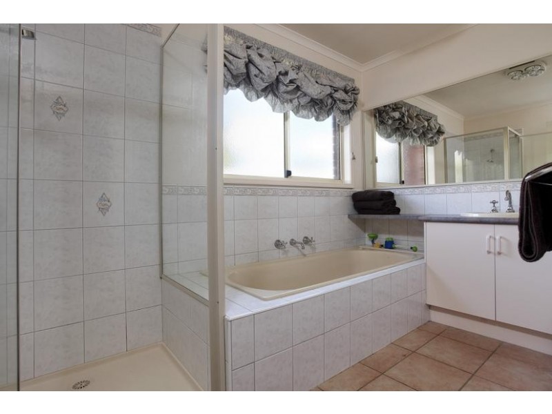 16 Tomkinson Drive, Golden Square VIC 3555