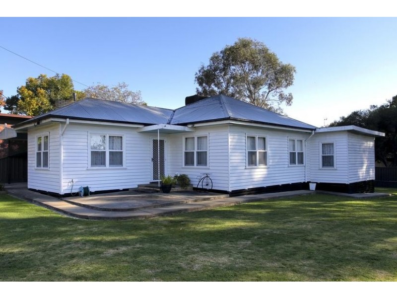 10 Wesley Street, Kangaroo Flat VIC 3555