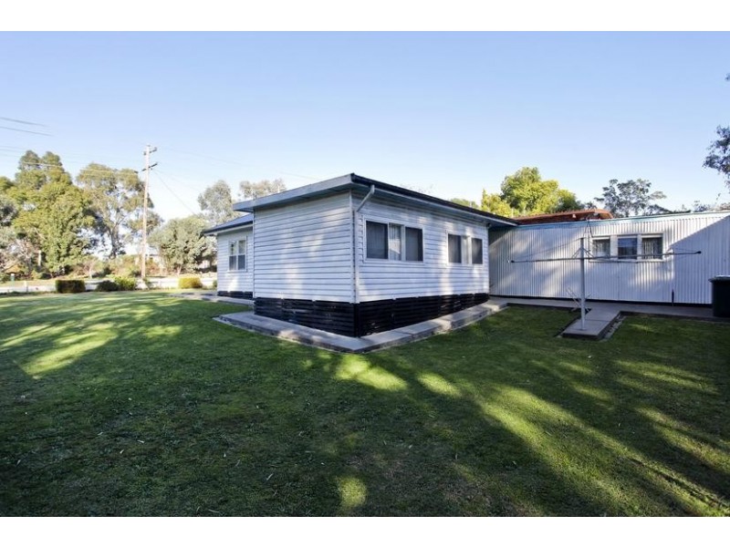10 Wesley Street, Kangaroo Flat VIC 3555