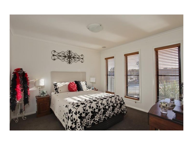 11 Arbor Place, White Hills VIC 3550