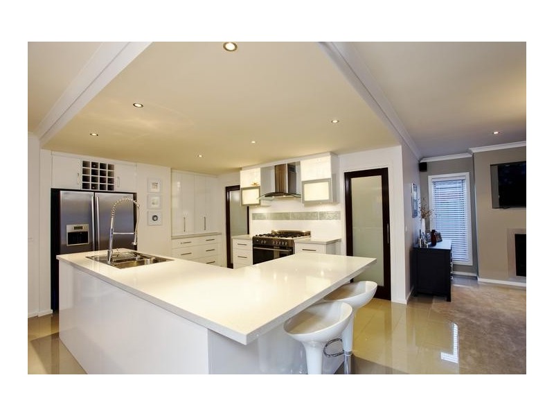 4 Oxford Terrace, Strathdale VIC 3550