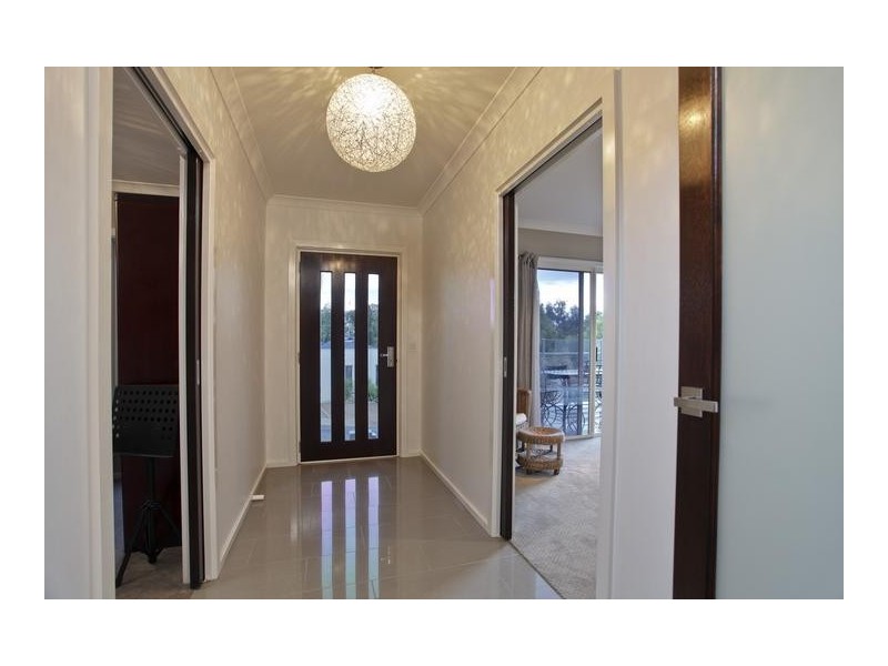 4 Oxford Terrace, Strathdale VIC 3550