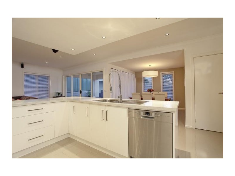 4 Oxford Terrace, Strathdale VIC 3550