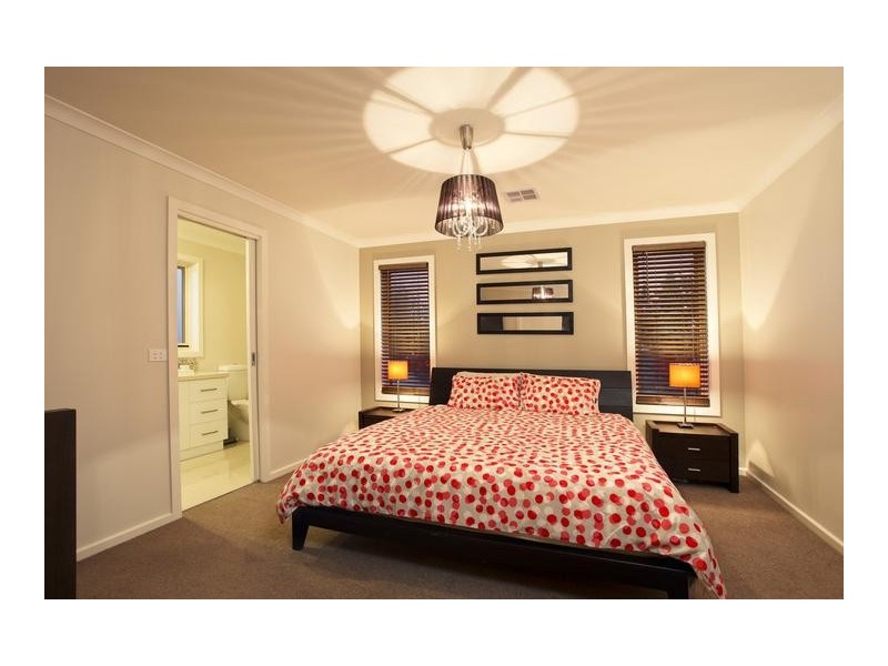 4 Oxford Terrace, Strathdale VIC 3550