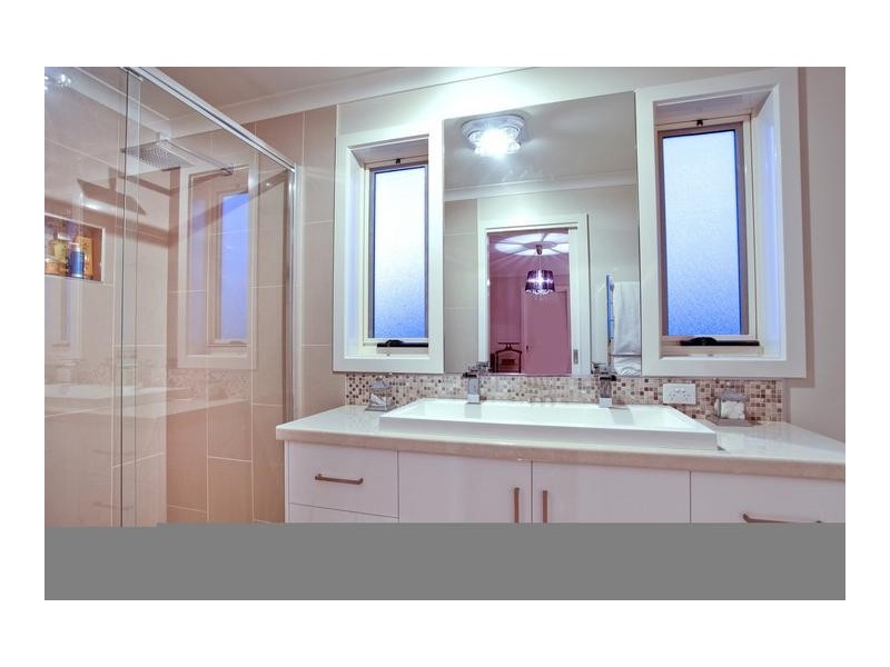 4 Oxford Terrace, Strathdale VIC 3550