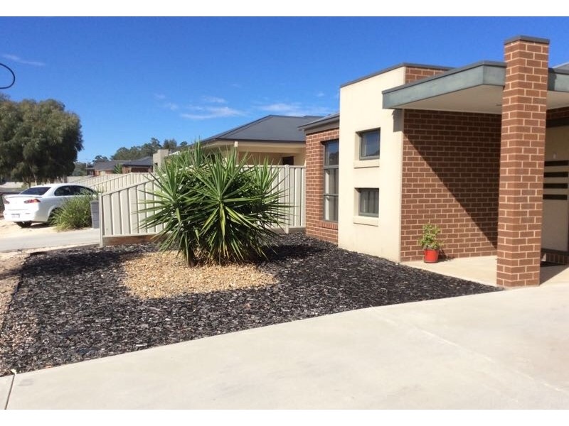 35 Barnett Drive, Kangaroo Flat VIC 3555