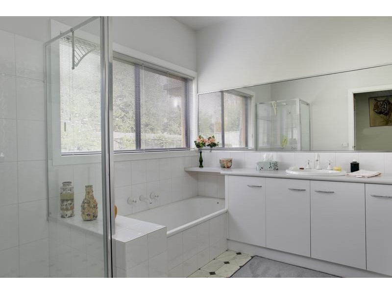 3 Peppertree Grove, Strathdale VIC 3550