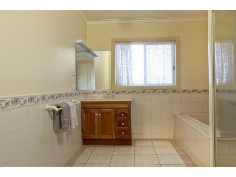 2/15 Claire Court, Strathdale VIC 3550