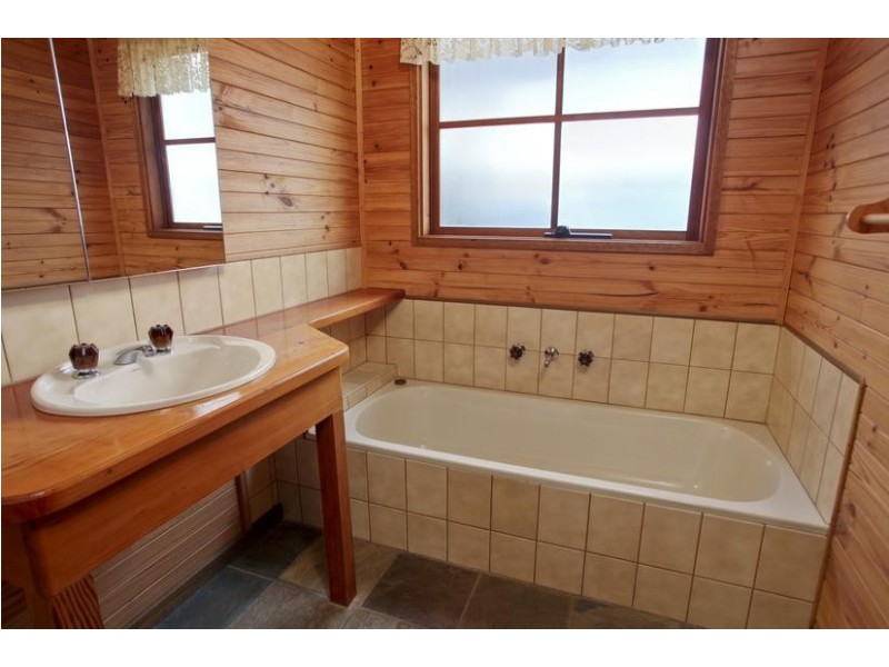 1 Pethrick Street, Kangaroo Flat VIC 3555