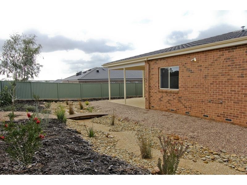11 Rathlin Avenue, Junortoun VIC 3551