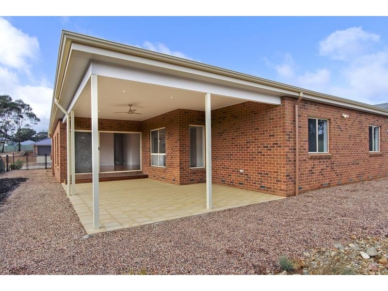 11 Rathlin Avenue, Junortoun VIC 3551