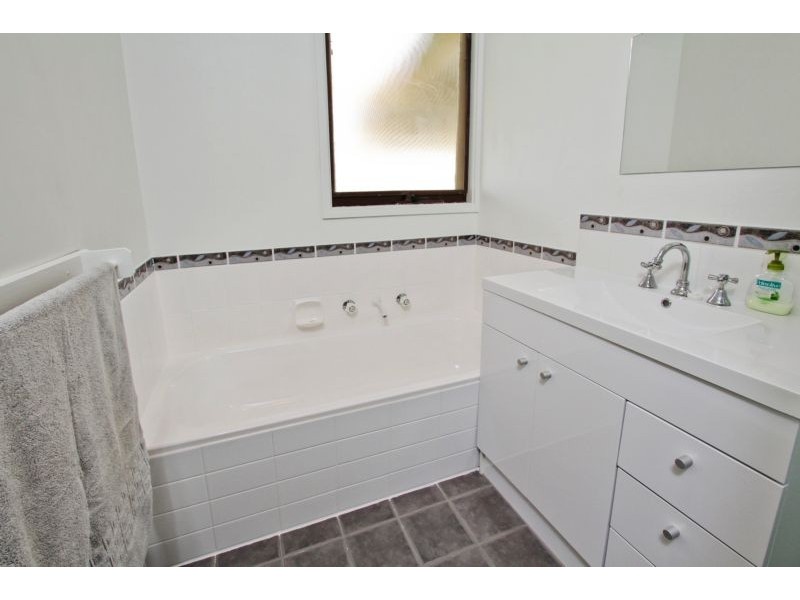 13 Robertson Street, Epsom VIC 3551