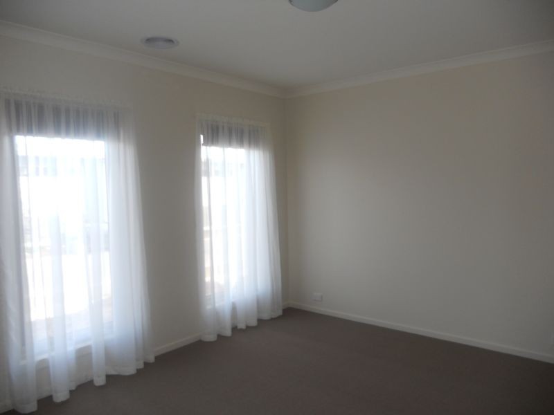 24 Freeman Drive, Kangaroo Flat VIC 3555