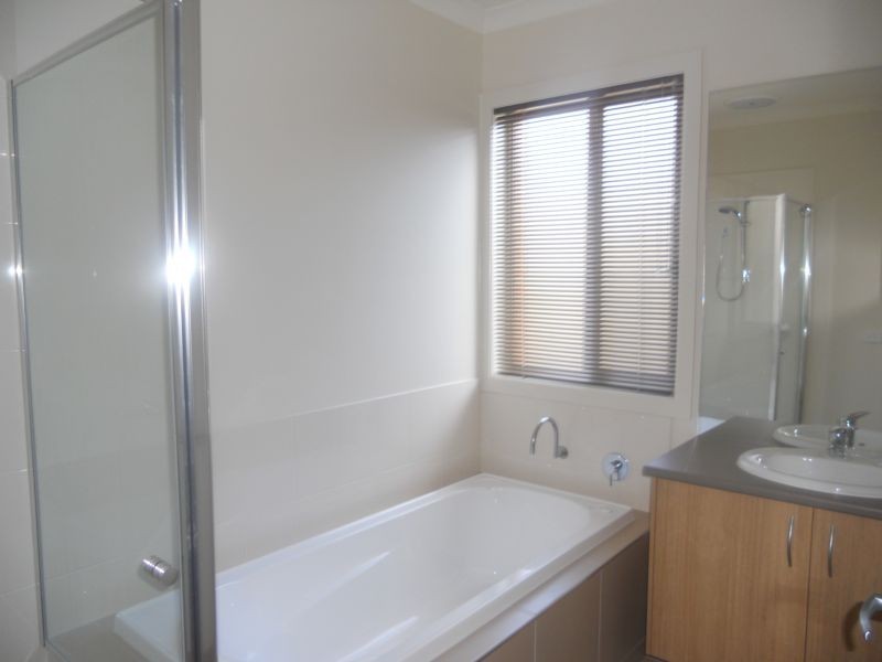 24 Freeman Drive, Kangaroo Flat VIC 3555