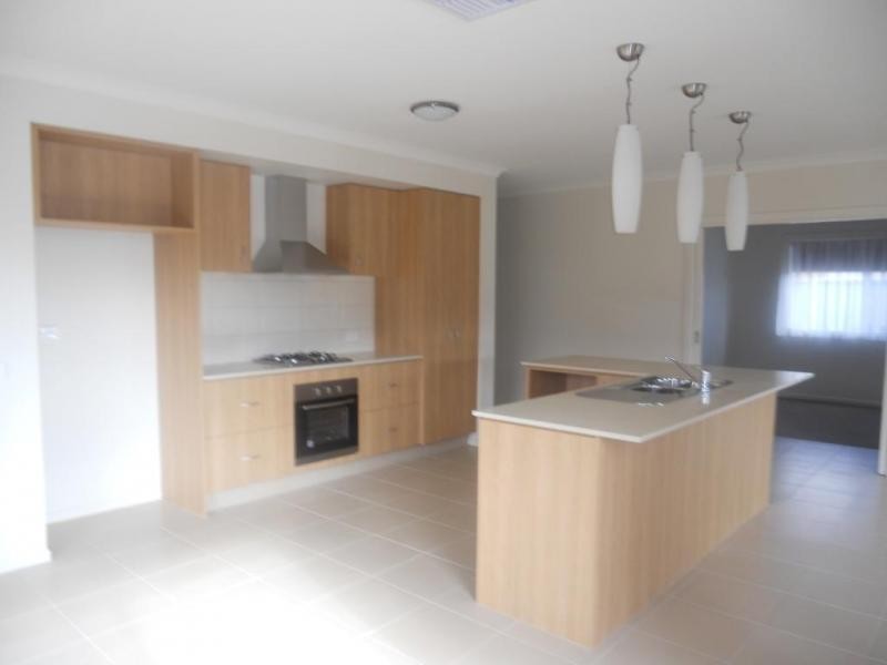 24 Freeman Drive, Kangaroo Flat VIC 3555