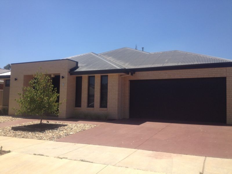 8 Barnett Drive, Kangaroo Flat VIC 3555