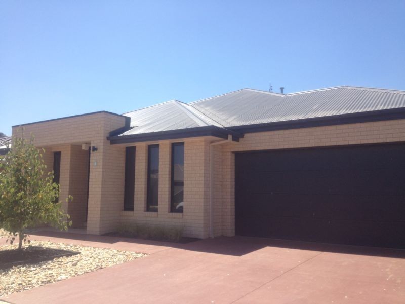 8 Barnett Drive, Kangaroo Flat VIC 3555