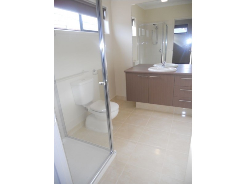 8 Barnett Drive, Kangaroo Flat VIC 3555