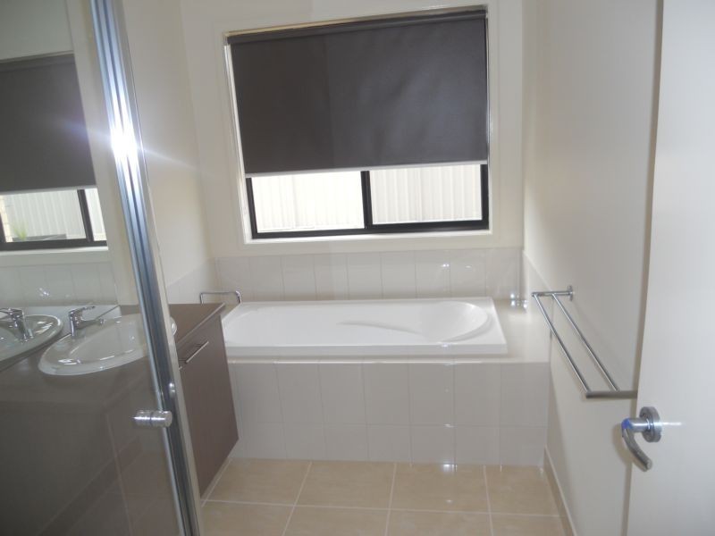 8 Barnett Drive, Kangaroo Flat VIC 3555