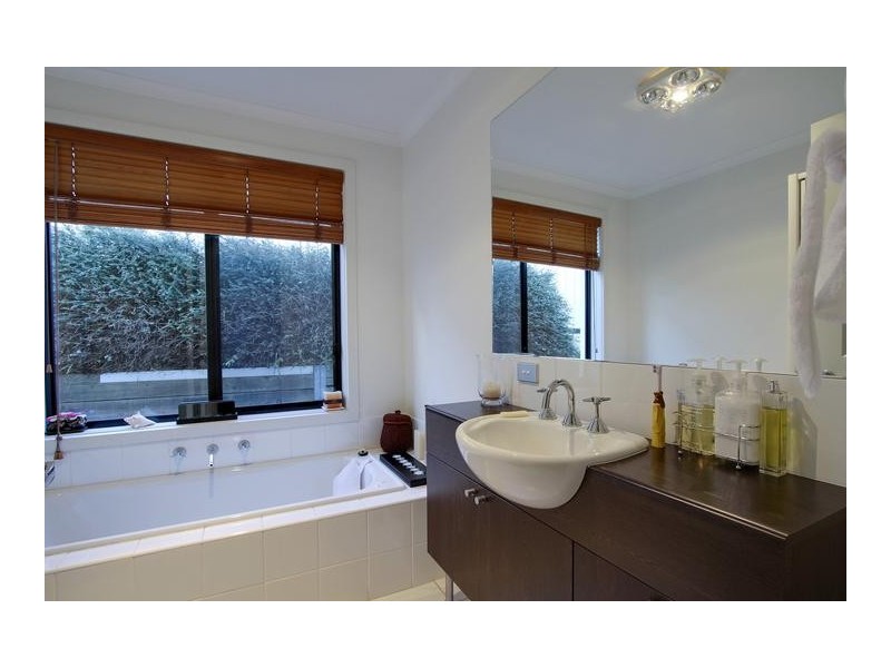 18 Weatherby Drive, Strathdale VIC 3550