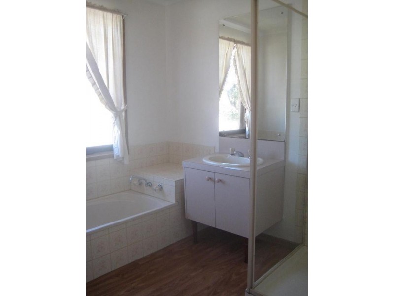 18 Sherwood Drive, Flora Hill VIC 3550