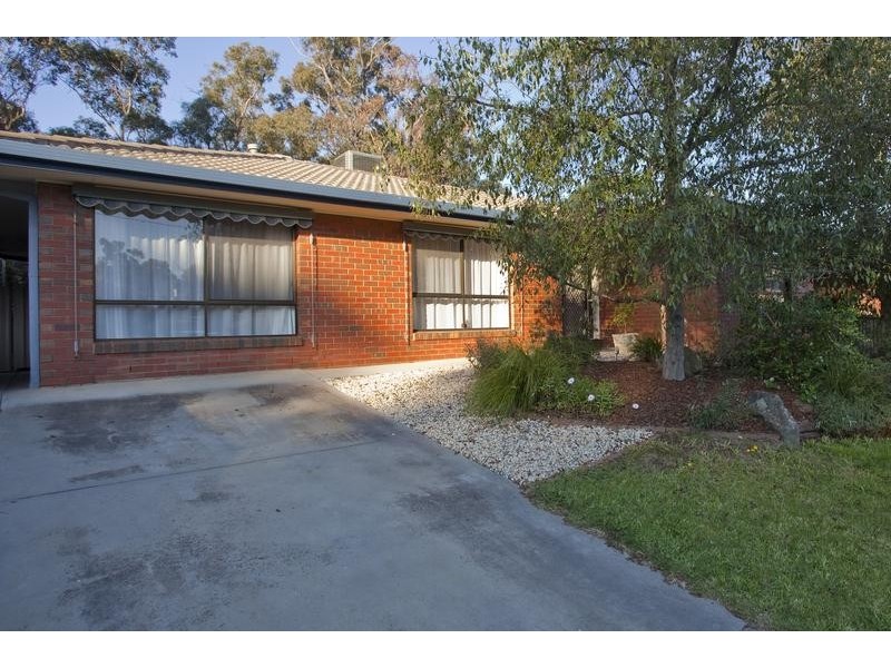 8 Seaton Grove, Golden Square VIC 3555