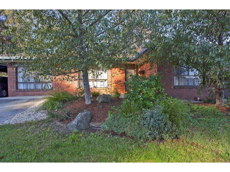 8 Seaton Grove, Golden Square VIC 3555