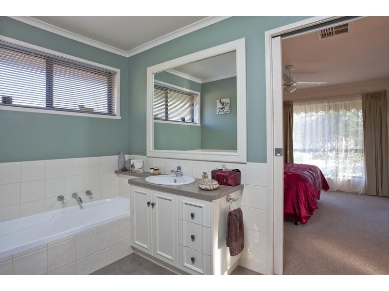 8 Seaton Grove, Golden Square VIC 3555