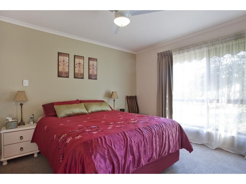 8 Seaton Grove, Golden Square VIC 3555