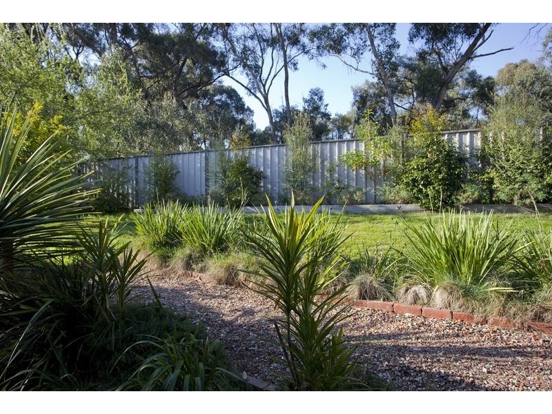 8 Seaton Grove, Golden Square VIC 3555