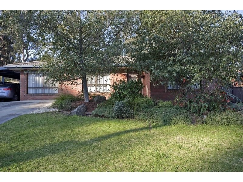 8 Seaton Grove, Golden Square VIC 3555