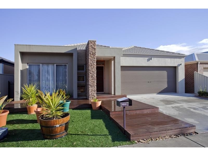 17 Greenview Circuit, Epsom VIC 3551