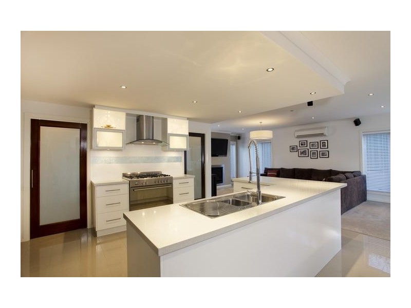 4 Oxford Terrace, Strathdale VIC 3550